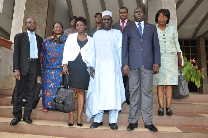 Photo de famille ( M. Alamine Ousmane Mey, Ministre des finances du Cameroun, Mme Justine Dongmo, Coordonnatrice du Secrtariat Technique du C2D au Cameroun, et la dlgation du Secrtariat Technique du C2D Cote dIvoire)
