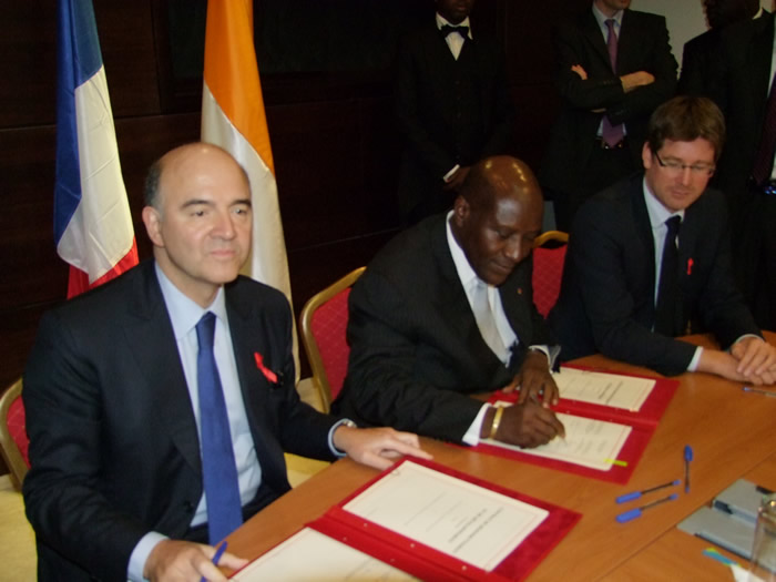 Signature du 1er Contrat C2D par les ministres franais de l`Economie et du Dveloppement, Pierre Moscovici et Pascal Canfin,avec SEM le Premier Ministre Daniel Kablan Duncan.