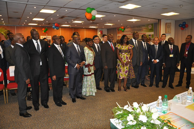 Photo de famille des autorits ivoiriennes et franaises en compagnie de SEM le Premier Ministre aprs la crmonie. douverture du sminaire. 