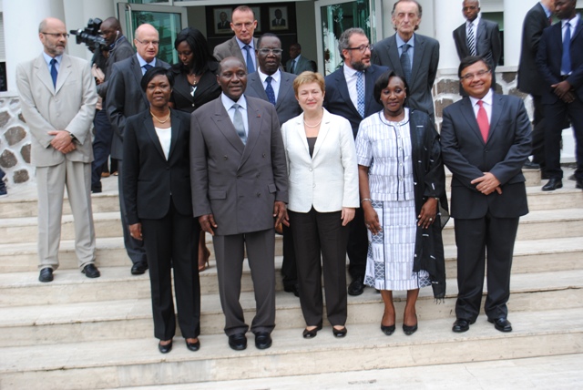 Photo de famille de SEM le Premier Ministre avec les autorits franaises, ivoiriennes, et de l´union Europenne  la fin de la crmonie.