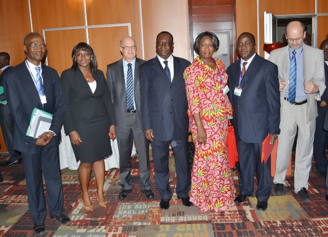 Photo de famille des officiels aprs la crmonie douverture (le PDG de Mazars, le Directeur de lAFD Abidjan, le Directeur de cabinet du Premier Ministre, la Coordonnatrice du ST-C2D et quelques participants ) 