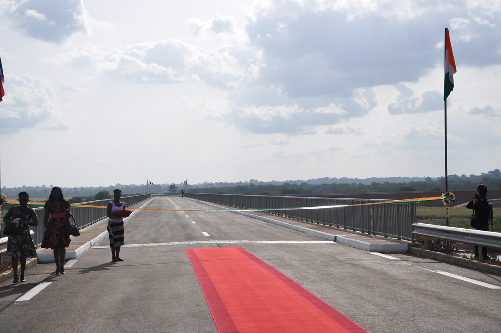 Crmonie d´inauguration des ponts de Boumi sur le fleuve Bandama et sur le Kan, le vendredi 2 octobre 2015, par SEM le Prsident de la Rpublique.
