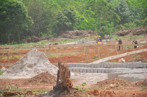 Visite des travaux de construction du collge de proximit dans le village d´Eticoun, le 5 Mars 2021.