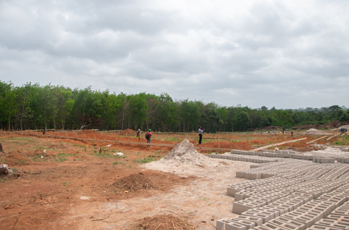Visite des travaux de construction du collge de proximit dans le village d´Eticoun, le 5 Mars 2021. 