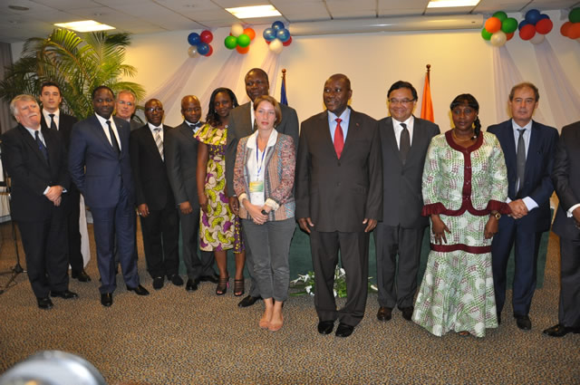 Photo de famille des autorités ivoiriennes et françaises en compagnie de SEM le Premier Ministre après la cérémonie.