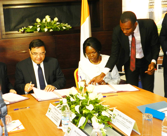 Madame Kaba Nialé ,Ministre auprès du Premier Ministre en charge de l´Economie et des Finances, et SEM Georges SERRE, Ambassadeur de France en Cote d´ivoire au moment de la signature des conventions.