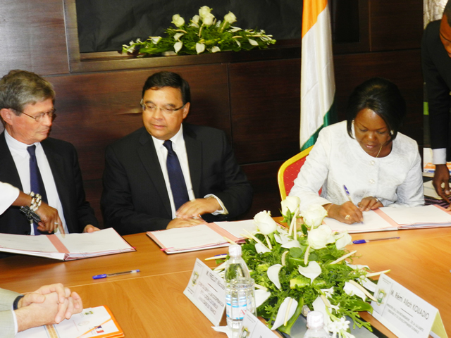 Signature des cinq conventions d´affectation C2D par Mme Kaba Nialé ,Ministre auprès du Premier Ministre en charge de l´Economie et des Finances, M. Yves Boudot, Directeur du Département Afrique de l´AFD ,et SEM Georges SERRE, Ambassadeur de France en Cote d´ivoire.