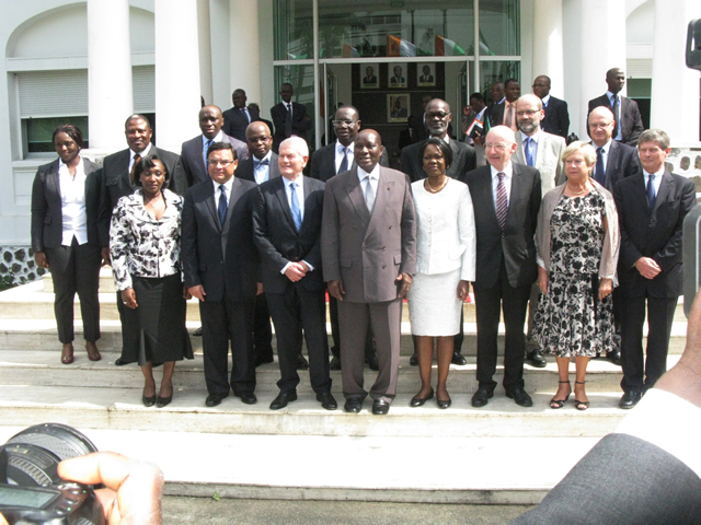 Photo de famille des autorités Françaises et Ivoiriennes en compagnie de SEM le Premier Ministre Daniel Kablan Duncan, Président du COS-C2D à la fin de la cérémonie.