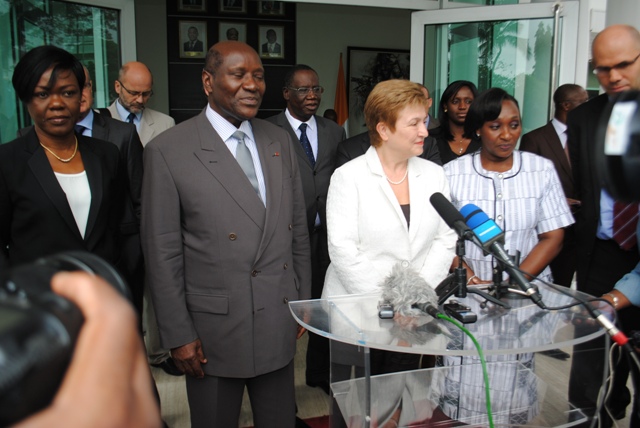 Lors de sa conférence de presse, la commissaire de l´UE, Mme Kristalina Georgieva en compagnie des autorités ivoiriennes et françaises.
