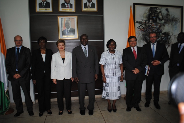 Photo de famille de SEM le Premier Ministre avec les autorités ivoiriennes, françaises et de l´union européenne