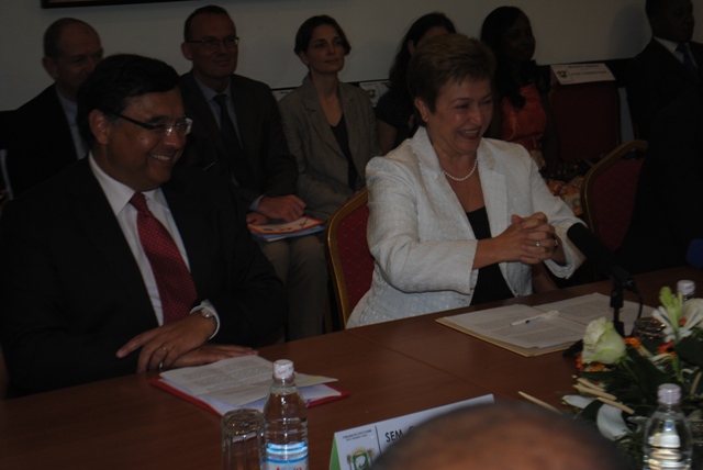 La Commissaire de l´UE, Madame Kristalina Georgieva en compagnie de SEM Georges SERRE, Ambassadeur de France en Cote d´Ivoire lors de la signature de la convention ECHO. 