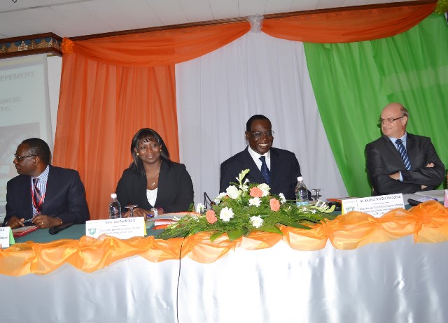 M. Ahoua N´Doli, Directeur de Cabinet du Premier Ministre,  Président du CTB-C2D, avec à ses cotés Mme Léa Djatti Diaté, Coordonnatrice du ST-C2D, M. Armand Fandohan,PDG de Mazars,et M. Bruno Leclerc ,Directeur de l´AFD Abidjan à la table de séance avant l´ouverture de l´atelier.