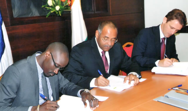 Signature des contrats avec l´entreprise Colas par Le Ministre des Infrastructures Economiques, celui en charge du Budget et le DG de l´entreprise COLAS, pour l´exécution des travaux de construction du pont de Béoumi sur le Bandama et le Kan (Primature Salle A) 