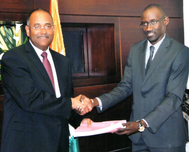 Echange des contrats entre le Ministre des Infrastructures Economiques M. Achi Patrick et le Ministre auprès du 1 er Ministre chargé du Budget M. Abdourahmane Cissé