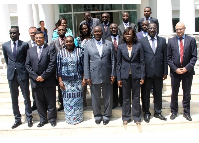 Photo de famille de SEM le Premier Ministre, en compagnie des autorités ivoiriennes et françaises, à la fin de la cérémonie.