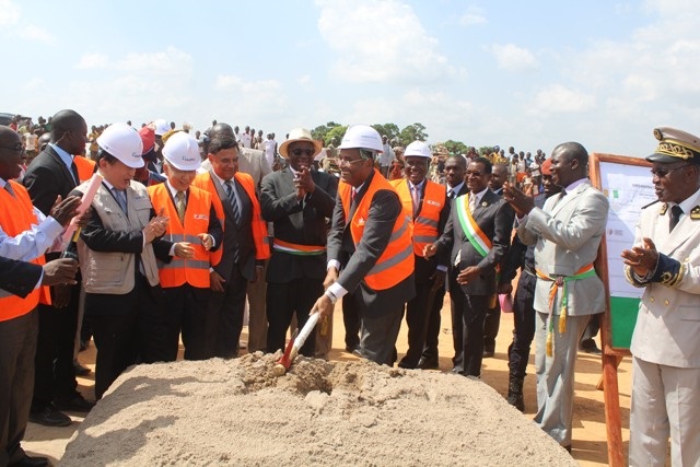 Coup de pioche symbolique du Ministre des Infrastructures Economiques, M. Patrick ACHI, marquant ainsi le lancement des travaux.
