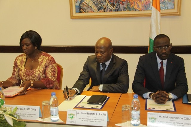 (de la droite vers la gauche) M. le Ministre en charge du Budget, M. Abdourahmane CISSE ,M. le Directeur national de la BCEAO, M.Jean Baptiste Ayaye AMAN, Mme la Coordonnatrice du Secrétariat Technique du C2D, Mme Léa DJATTI DIATE.